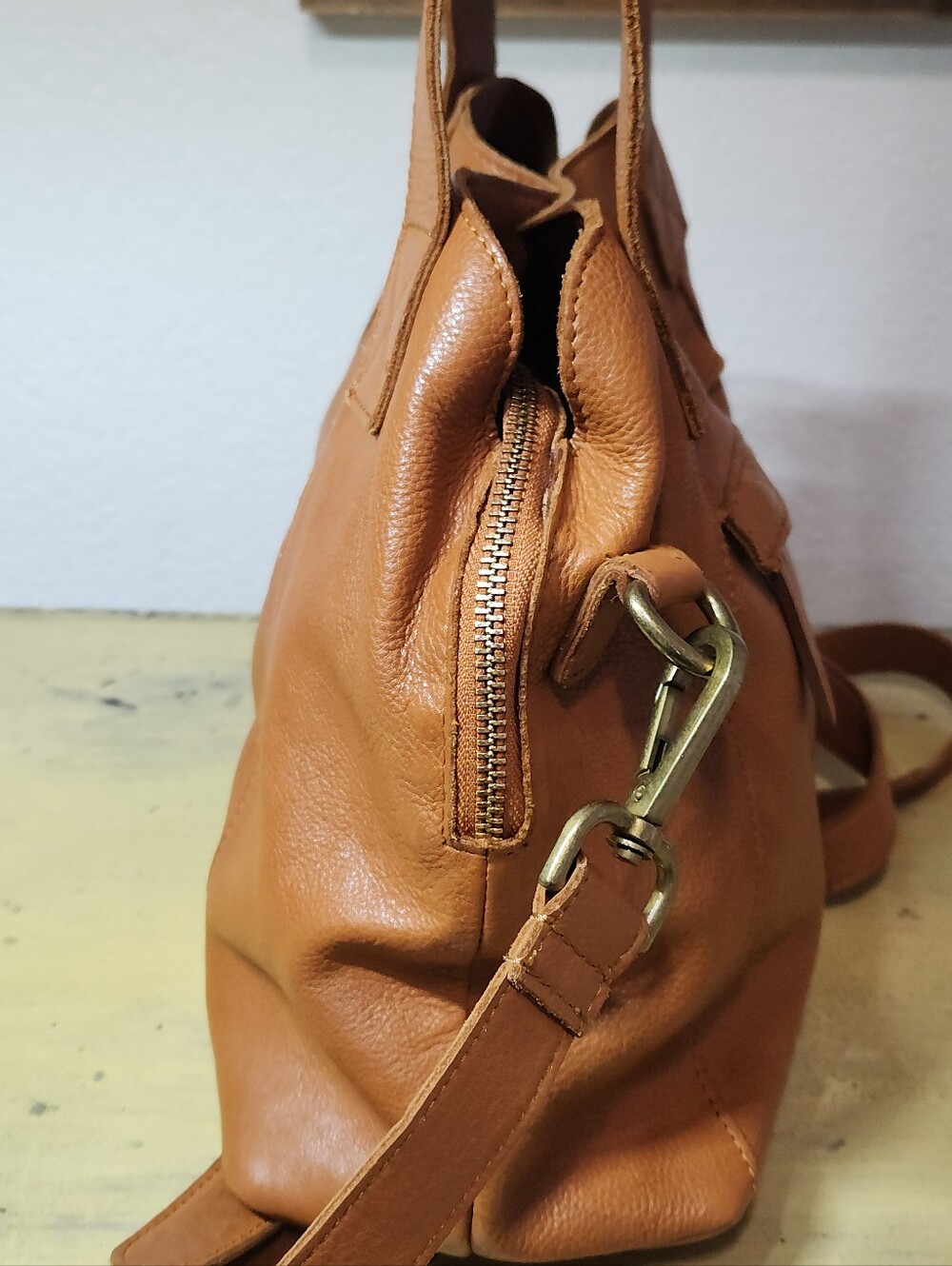 Vilenca Holland Genuine Tan Leather Convertible Crossbody Satchel Bag - Picture 6 of 13
